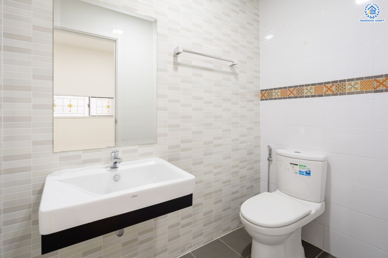 บ้านมือสองตกแต่งใหม่ ม.พฤกษาวิลล์63/2 พระราม5-นครอินทร์ ทาวน์โฮม 3 ชั้น เนื้อที่ 22 ตร.ว. ฟังก์ชัน 3 ห้องนอน 3 ห้องน้ำ จอดรถได้ 2 คัน มาพร้อมทำเลดี ใกล้สะพานพระรามห้า เดินทางสะดวกด้วยจุดขึ้นทางด่วน "ศรีรัช" และรถไฟฟ้าสายสีม่วง "สถานีแยกติวานนท์"...